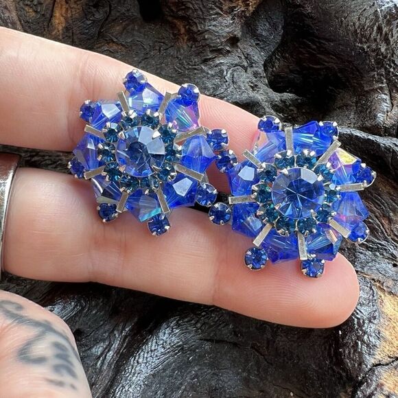 Vintage Weiss Aurora Borealis Rhinestone Clip Earrings Blue Flower Cluster Star - Picture 13 of 14